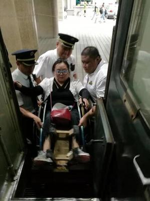 殘疾旅客乘車不便 乘務人員貼心服務暖人心