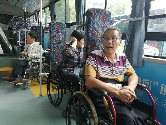 杭州首條助行專線周六開通 殘疾人免費乘車，后門配車載輪椅導板，車內可停放多輛輪椅
